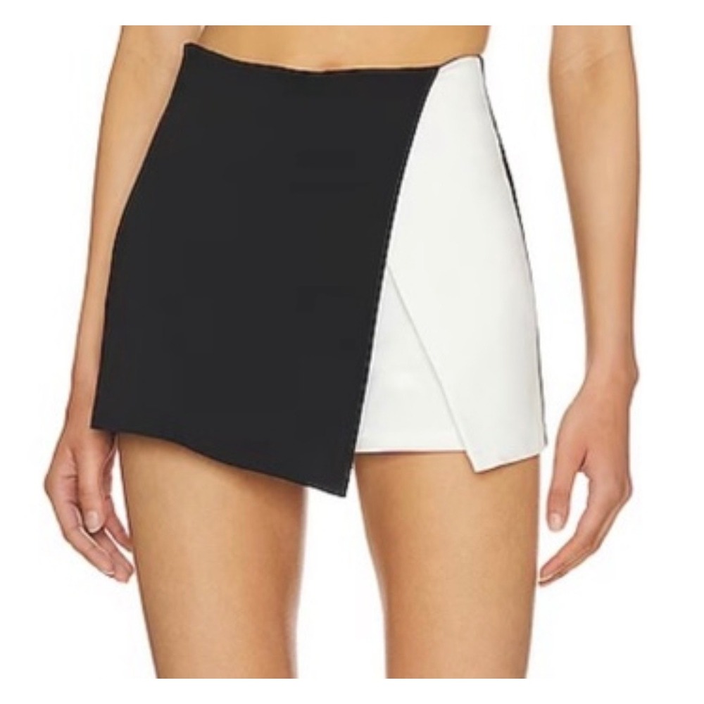 Superdown Revolve NWOT Aaleyah Colorblock Wrap Skort M Black White Skirt Shorts